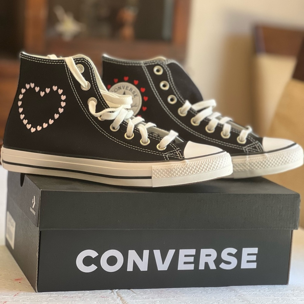 NEVER WORN Converse Chuck 70 Valentines Day Embroided Heart Size 9Womens 40Eur